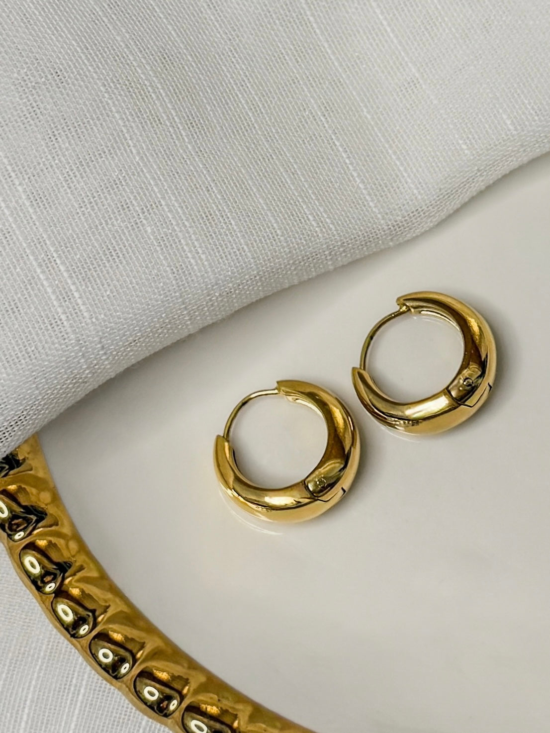 Luna Curve Huggie Hoop Earrings