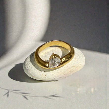 Solène Curve Solitaire Ring