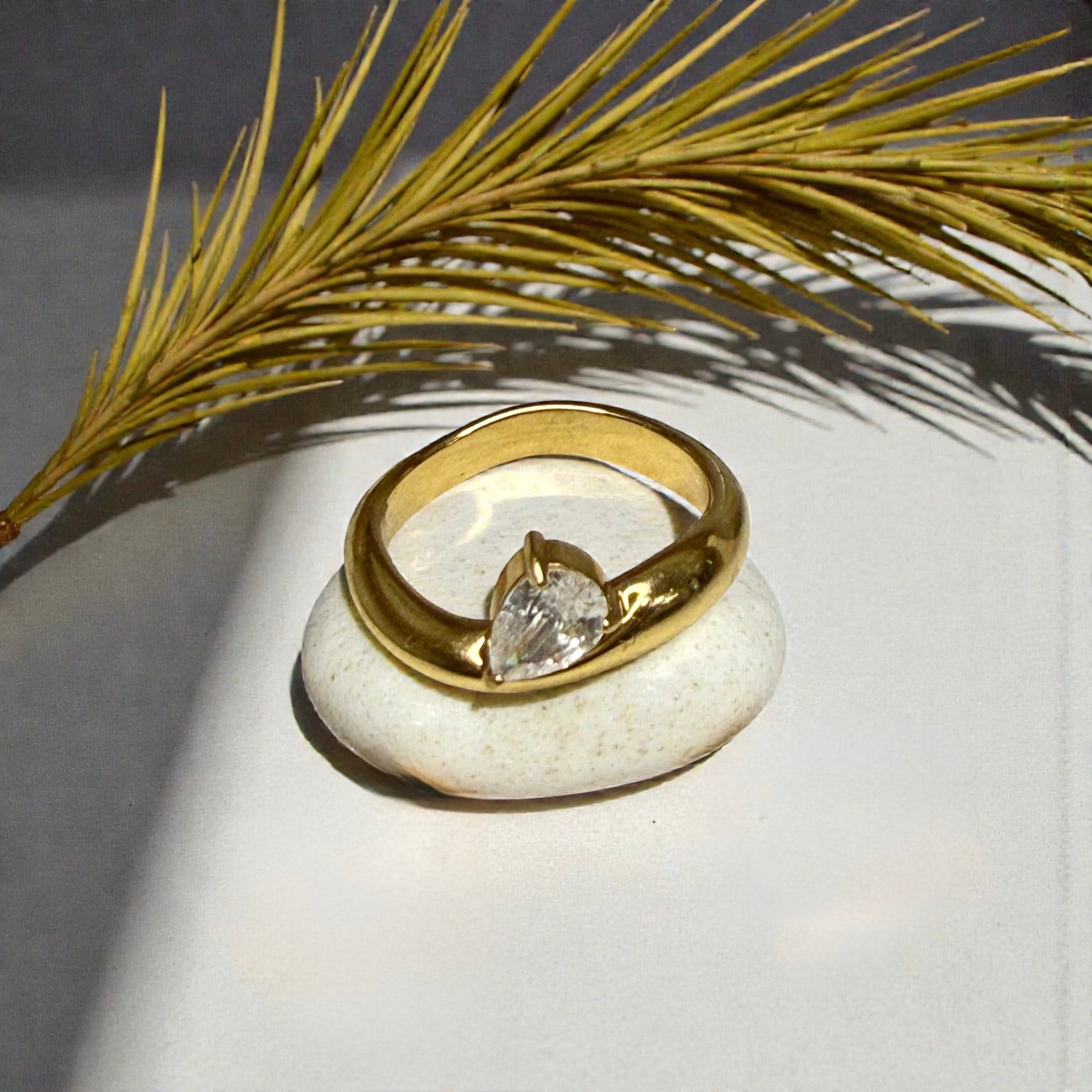 Solène Curve Solitaire Ring