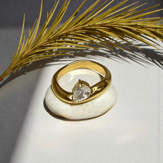 Solène Curve Solitaire Ring