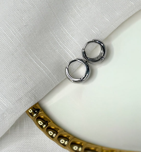 Petite Étreinte Mini Huggie Earrings