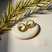 Petite Étreinte Mini Huggie Earrings